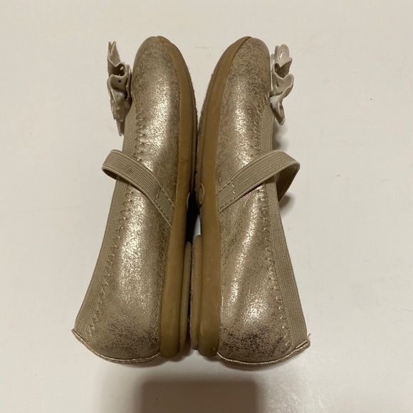 Cherokee gold/tan ballet flat shoes with bow/strap - Picture 3 of 9